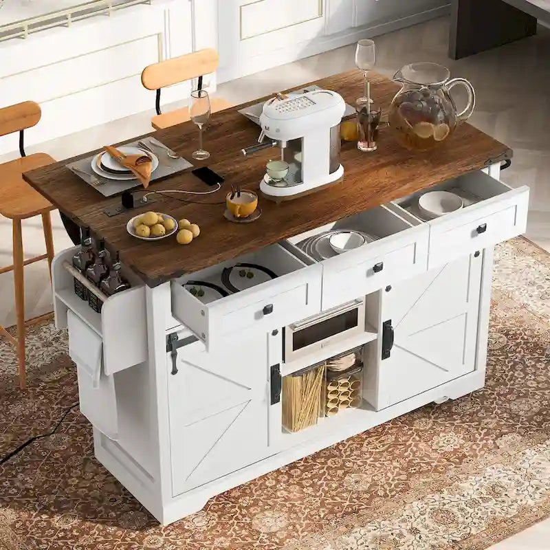 Îlot de cuisine de style ferme avec prise électrique et portes coulissantes de grange