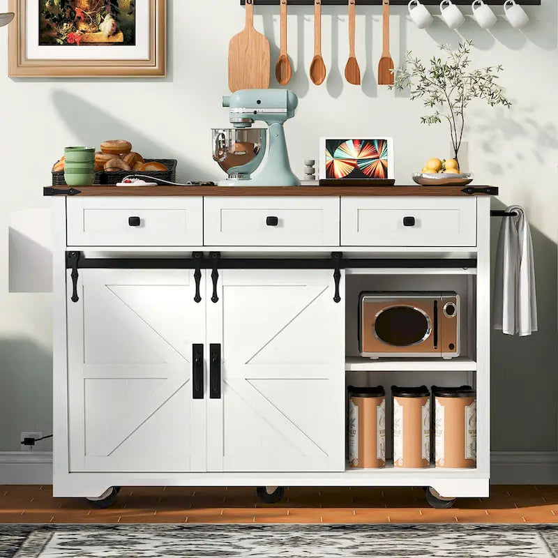 Îlot de cuisine de style ferme avec prise électrique et portes coulissantes de grange
