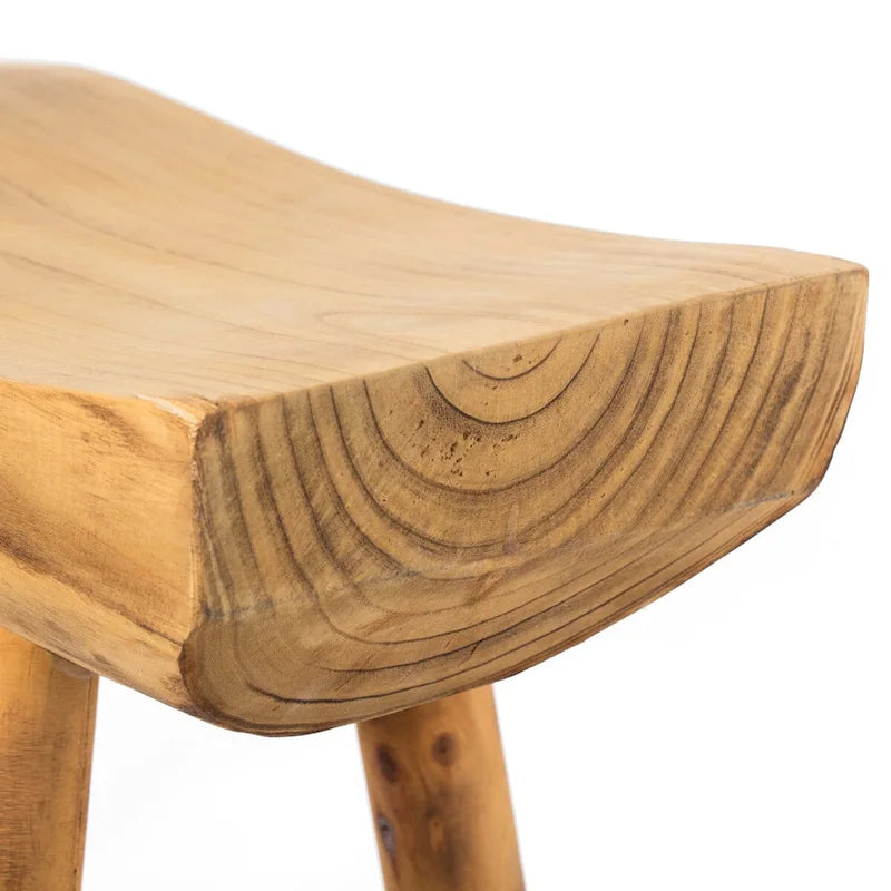 Banc d'appoint en bois sculpté à bord naturel